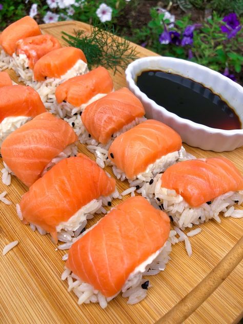 Ice Cube Tray Salmon Sushi Ice Tray Sushi, Sushi In Ice Cube Tray, Sushi Ice Cube Tray, Ice Cube Tray Sushi, Ice Cube Sushi, Sushi Cubes, Lazy Sushi, Salmon Sushi Recipes, Fancy Sushi