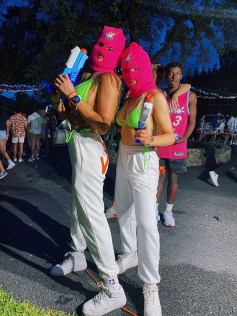 Escape Rave Outfits Halloween Costumes, Neon Robbers Halloween Costume, Spring Breakers Halloween Costume, 2022 Halloween Costumes Women, Escape Outfits Rave Halloween Couples, Bay To Breakers Costume Ideas, Spring Breakers Aesthetic, Malibu Halloween Costume, Halloween Costumes For Baddies