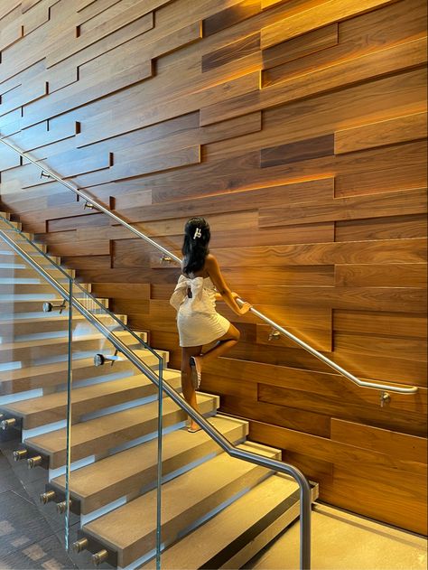 Poses Instagram Photo Ideas, Stairs Railing, Instagram Photo Ideas, Poses Instagram, Stair Railing, Pose Ideas, Selfie Poses, Ideas Photo, Photo Inspo