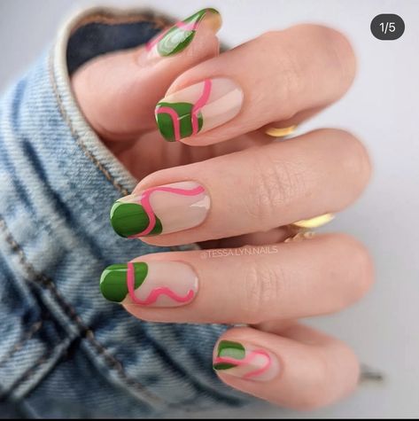 Dual Color Nail Designs, Gen Z Nails Ideas, Simple Colourful Nails, Graphic Nail Designs, Waves Nails, Swirl Nail Designs, Two Tone Nails, Swirl Nail, Wave Nails