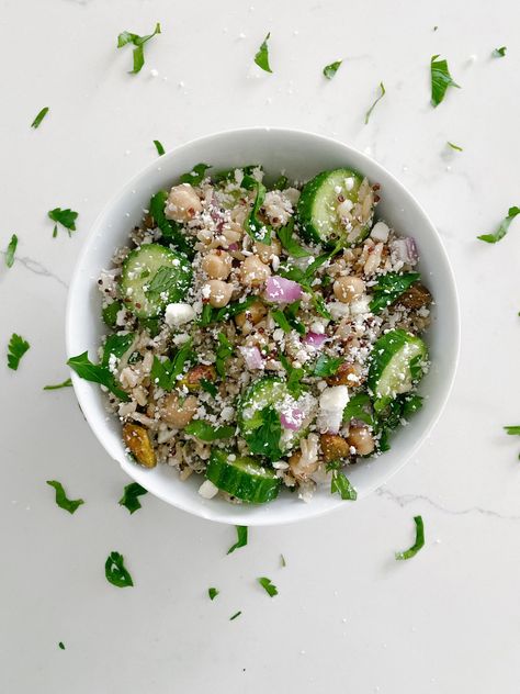 Trough Salad, Salad Jennifer Aniston, Friendship Salad, Friends Salad, Jennifer Aniston Friends, Viral Tiktok, Canned Chickpeas, Quinoa Salad, Salad Ingredients