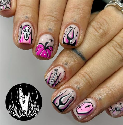 30 Simple and Spooky Halloween Nail Designs Spooky Nail Ideas, Short Halloween Nails, Fun Halloween Nails, Blood Nails, Scary Nails, Halloween Nail Ideas, Pumpkin Nail Art, French Tip Manicure, Bat Nails