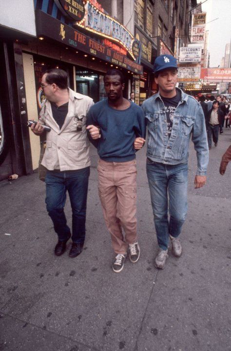 Undercover cops arrest crack dealer, 1980s New York 1980 Aesthetic, 80s Nyc, 1980 New York, New York Punk 1970s, Cop Outfit, Undercover Cop, Nyc 1980s New York, Military Outfit, City Street