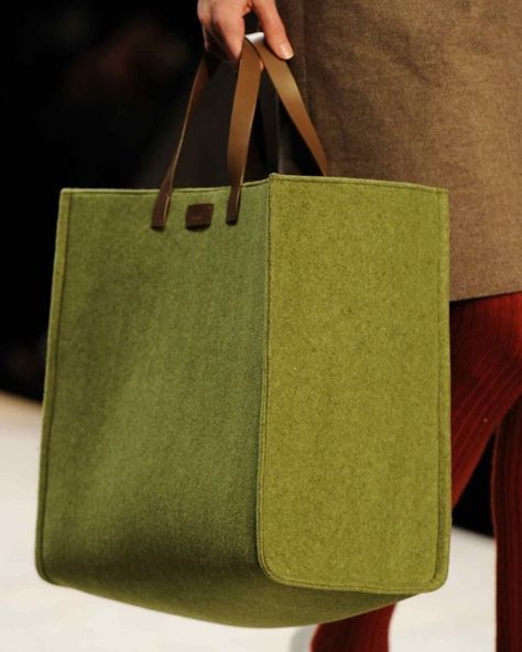 Canvas Bag Design, Felt Tote, Sac Diy, Winter Bags, Promotional Bags, Wool Bags, Fendi Bag, Diy Bag Designs, Diy Handbag