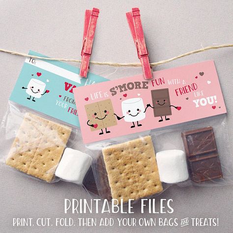 This printable Smores Valentine Treat Bag Toppers listing is for instant download PRINTABLE FILES only. NO printed materials, bags or treats will be shipped. These printable Valentine tags are perfect for your child to give to their classmates and teachers, to top a treat bag Smores Valentines, Smores Treats, First Day Of School Gift, Summer Party Favors, Valentines Bricolage, Biscuits Graham, Treat Bag Toppers, Gift For Students, Kids Treat