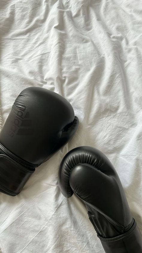 Black Boxing Gloves Aesthetic, Boxing Class Aesthetic, Box Aesthetic Sport, Boxing Gloves Aesthetic, Boxe Aesthetic, Box Workout, Boxing Aesthetic, Simon Basset, Boxer Aesthetic