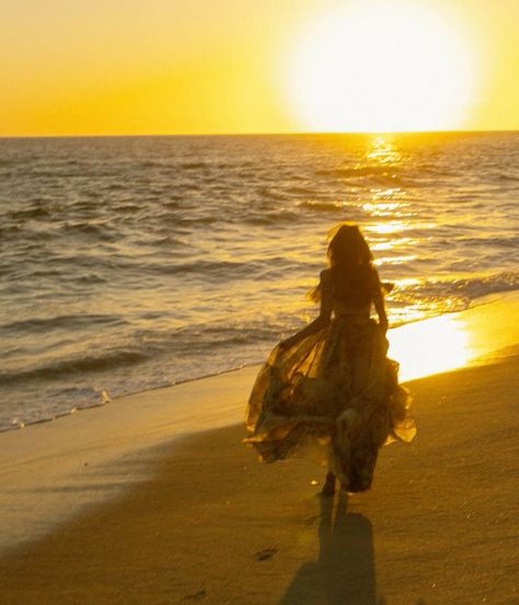 #nature #naturelovers #aesthetic Warm Beach Aesthetic, Beach Princess Aesthetic, Sea Side Aesthetic, Retro Poses, Nature Girlie, Senior Picture Ideas Beach, Beach Sunset Photoshoot, Sunset Beaches, Picture Ideas Beach