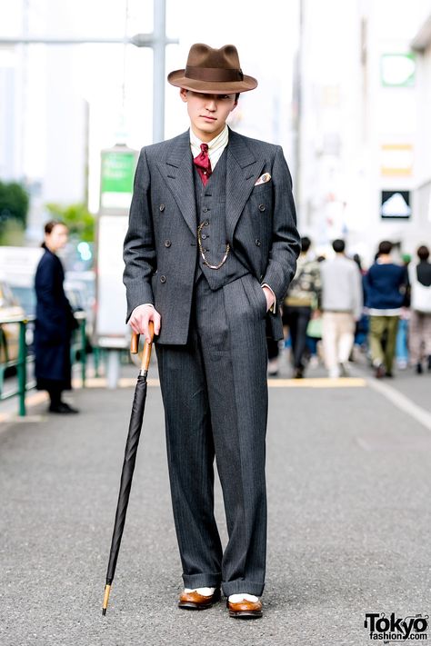 Japanese guy showcasing a dapper retro suit street style while out and about in Harajuku. Japanese Suit, Elegant Men Style, Vintage Outfits Men, Brown Fedora, Tailor Made Suits, Retro Suits, Style Web, Waxed Cotton Jacket, Dapper Dan