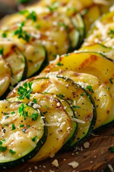 Une délicieuse rangée de tranches de courgettes et de pommes de terre gratinées, garnies de fromage fondant et d'herbes fraîches pour un gratin rapide et savoureux en 20 minutes. Cooking Time, Side Dishes