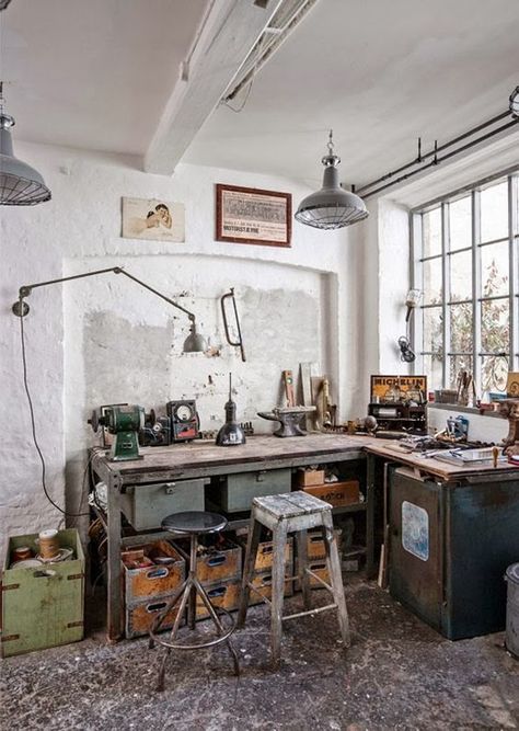 Love industrial inspired office spaces like this one from Designinspiration.com! To see more images like this head over to naomifindlay.com Rustic Art Studio Work Spaces, Cosy Art Studio, Workshop Interior Design, Cosy Industrial, Rustic Art Studio, Rustic Workshop, Estilo Industrial Chic, Industrial Workspace, Industrial Design Studio