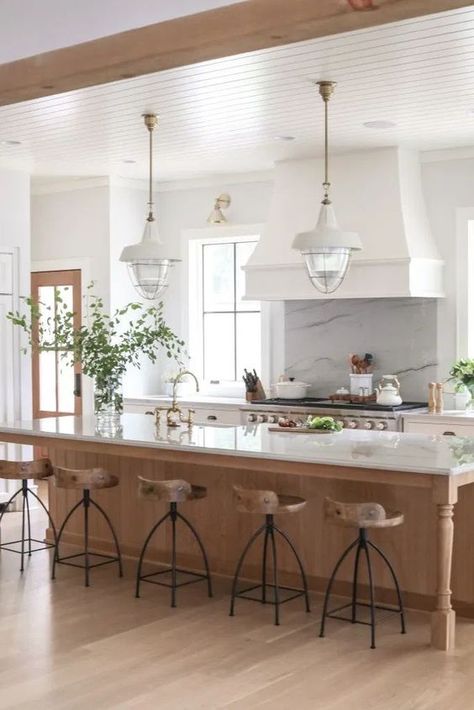 See my favorite pins this week from Pinterest -- including gorgeous kitchen and bedroom ideas and inspiration to update your home -- plus great weekend sales! Sophisticated Kitchen, Kitchen Lighting Design, Lake House Kitchen, Modern Coastal Decor, Interior Vintage, Inspiring Photos, Classic Kitchen, Kitchen Lighting Fixtures, Classic Kitchens