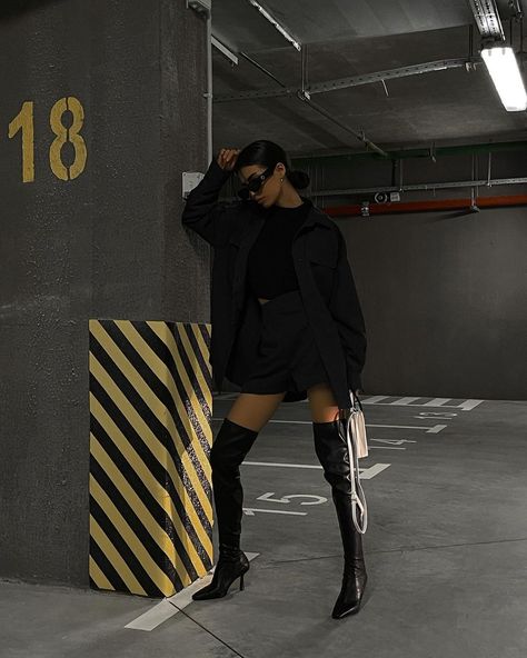 Urban Photography Portrait, Vogue Photography, Creative Photoshoot Ideas, Best Photo Poses, Photoshoot Concept, Parking Garage, Photography Poses Women, Photo Styling, Insta Photo Ideas