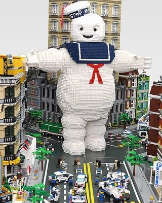 Giant LEGO Stay Puft Marshmallow Man Attacks Ghostbusters in LEGO NYC Giant Lego Creations, Lego Play, Carl Y Ellie, Stay Puft Marshmallow Man, Marshmallow Man, Big Lego, Lego Sculptures, Stay Puft, Lego Display