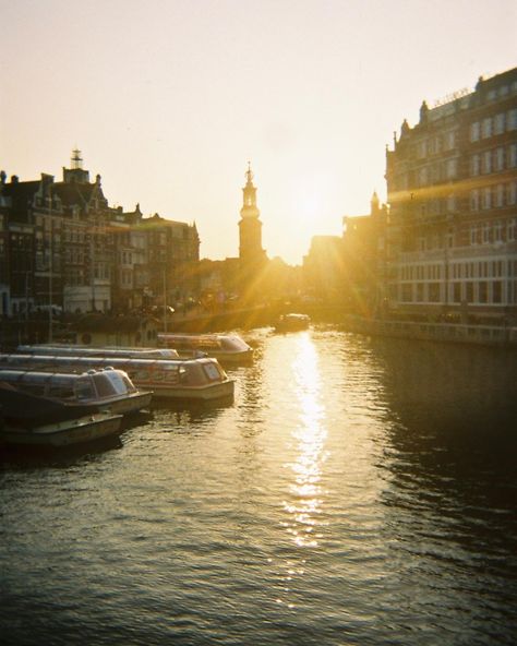 Amsterdam Film Photography, Amsterdam On Film, Europe Film Photography, Netherlands Canals, Spring In Amsterdam, Aesthetic Film Photography, Spring Break Aesthetic, Aesthetic Film, Photography 35mm