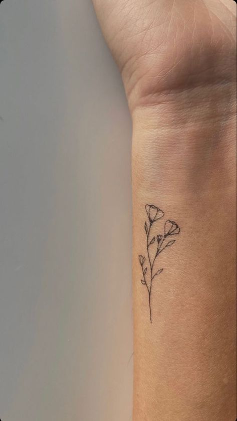 Handpoke Tattoo, Small Pretty Tattoos, Petite Tattoos, Tattoos Geometric, Small Hand Tattoos, Minimalist Tattoos, Cute Tattoos For Women, Discreet Tattoos, Dainty Tattoos