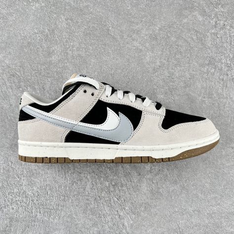 Nike Gift Ideas, Retro Nike Shoes, Air Jordan Logo, Jordan 1 Lows, Dunk Lows, Sneaker Heads, Pretty Sneakers, Buy Sneakers, Dr Shoes