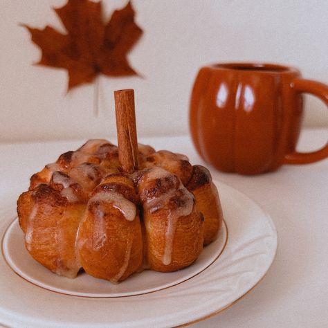 Cinnamon Roll Sunday..🍁 I decided to make some pumpkin spice cinnamon rolls this morning because I really wanted to try out the string trick to get them pumpkin shaped. I’m so happy with how they came out! They look and taste great! Now my house smells like a pumpkin spice café.🧡 I hope everyone is having a spooktacular day!☺️ #fall #halloween #autumn #cozy #baking #cafe #pumpkin #pumpkinspice #pumpkins #bake #cinnamonrolls #pumpkinpatch #psl #fallvibes #halloweenvibes #cozyhome #cozyvibes... Cinnamon Spice Aesthetic, Cinnamon Rolls Aesthetic, Shaped Cinnamon Rolls, Pumpkin Spice Cinnamon Rolls, Cozy Baking, Halloween Autumn, Cinnamon Spice, House Smells, Autumn Cozy