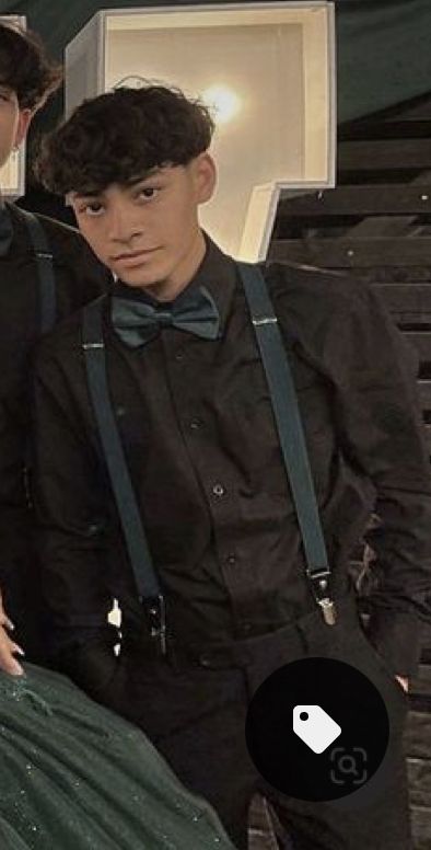 Chambelanes All Black, Chambelanes Outfits Quinceanera Dark Blue, Main Chambelan Outfits Emerald Green, Black Quinceanera Chambelanes, Male Quince Outfits, Chambelanes Outfits Quinceanera Emerald, Green Quince Surprise Dance Outfits, Green Quinceanera Dresses Damas, Black And Green Chambelan Outfits