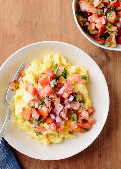 If you're getting a little bored of plain old scrambled eggs every morning, here's something to spice them up a bit — literally! A few spoonfuls of this spicy fresh (and make-ahead) salsa sprinkled over your eggs will wake you up better than a cup of coffee. Whole30 Breakfast Recipes, Lunch Saludable, Fluffy Scrambled Eggs, Whole 30 Breakfast, Summer Breakfast, Whole 30 Recipes, Scrambled Eggs, Egg Recipes, Best Breakfast