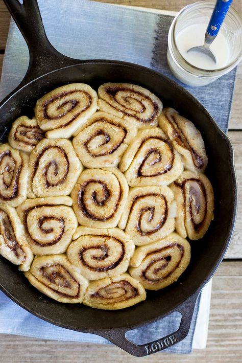 These are the best gluten free cinnamon rolls! They're soft, fluffy and so delicious! They're also vegan! Perfect for a special breakfast! Best Gluten Free Cinnamon Rolls, Low Carb Vegan Breakfast, Gluten Free Cinnamon, Cranberry Cinnamon, Gluten Free Cinnamon Rolls, Special Breakfast, Breakfast Vegan, Orange Cranberry, Gluten Free Recipes Bread