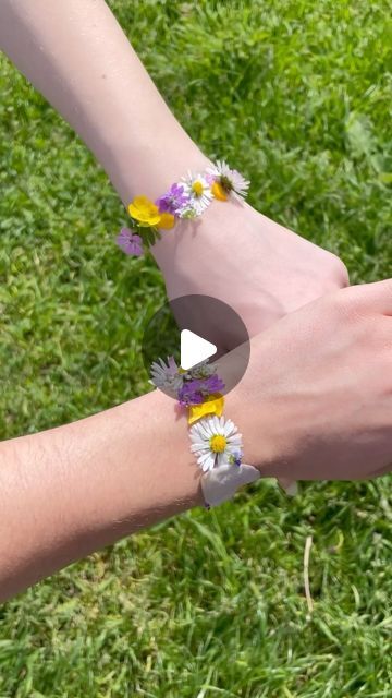 Derya🥐🥐 on Instagram: "making flower bracelets🌼🌸🌷" Flower Bracelet Diy, Real Flower Bracelet, Best Frind, Bestie Pics, Friend Ideas, Friendship Video, Picnic Inspiration, Floral Bracelet, Flower Fairy