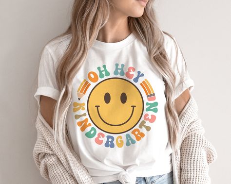 School Teacher Outfit, Hello Kindergarten Shirt, Back To School Quotes, Teacher Tee Shirts, Teacher Attire, Kindergarten Svg, Hello Kindergarten, Preppy Shirt, First Day Of School Shirt