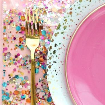 Fancy Parties on Instagram: "Want to make confetti placemats for your next party? It's so easy!⁠ ⁠ MATERIALS ⁠ – Clear vinyl from the fabric store⁠ – Confetti⁠ – Sewing machine and thread⁠ – Scissors⁠ ⁠ PROCESS ⁠ – Cut your vinyl into a placemat size with rounded corners. You will need two pieces for each placemat. ⁠ – Then sew the two pieces of vinyl together around the outer edge while leaving a 3cm gap on one side. ⁠ – Once sewn, add confetti to the opening between the two layers of vinyl and then finish stitching the placemat closed. ⁠ ⁠ That’s it! Your confetti placemat is complete! So simple, right?⁠ ⁠ Shop our confetti. Buy now, celebrate later. Delivery after lockdown. ⁠ ⁠ 📸 A Kailo Chic Life⁠ ⁠ #diy #diyideas #diydecor #doityourself #partydecor #confetti #confettiplacemat #handma Confetti Placemats, Fancy Party, Clear Vinyl, Fabric Store, Rounded Corners, Sewing Machine, Two Pieces, Confetti, Placemats