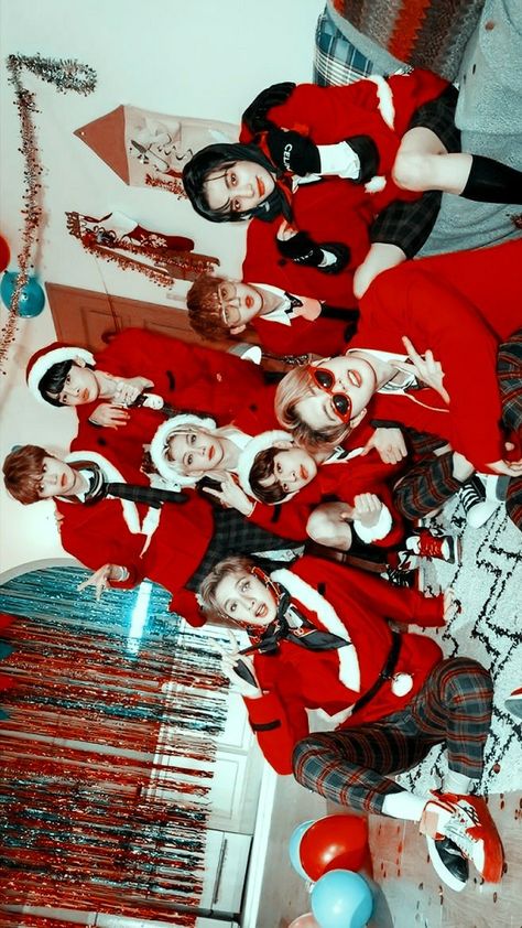 Christmas Aesthetic Album Cover, Skz Christmas Wallpaper Laptop, Christmas Evel Skz, Stray Kids Christmas Wallpaper, Skz Christmas Wallpaper, Christmas Stray Kids, Straykids Christmas, Skz Christmas, Stray Kids Christmas