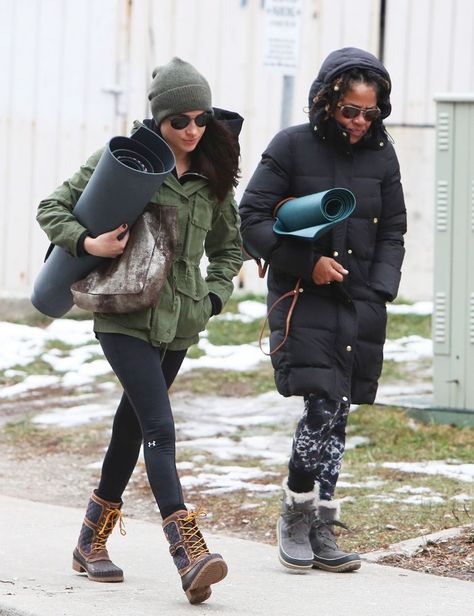 Meghan Markle and Michelle Obama both love this activewear brand you might have forgotten about. Snow Boots Outfit, Princ Harry, Winter Outfits College, Meghan Markle Outfits, Capri Outfits, Meghan Markle Style, Nails Winter, Cozy Jacket, Snow Outfit