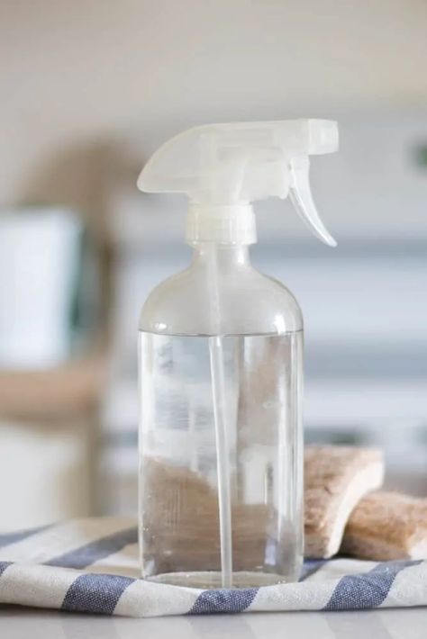 DIY Anti-Mold Spray - Our Oily House Diy Shower Cleaner, Natural Bathroom Cleaner, Daily Shower Cleaner, Homemade Shower Cleaner, Daily Shower Spray, Mold Spray, Natural Cleaning Products Diy, Diy Household Cleaners, All Natural Cleaners