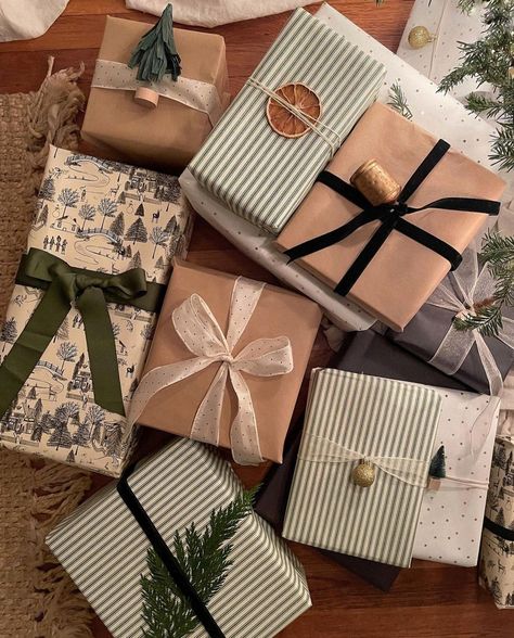 Pretty Wrapping Paper, Pretty Wrapping Ideas, Thrifted Christmas Gifts, Aesthetic Wrapping, Creative Christmas Gift Wrapping, Gift Wrapping Ideas Christmas, Cute Gift Wrapping Ideas, Present Gift Ideas, Christmas Present Wrap