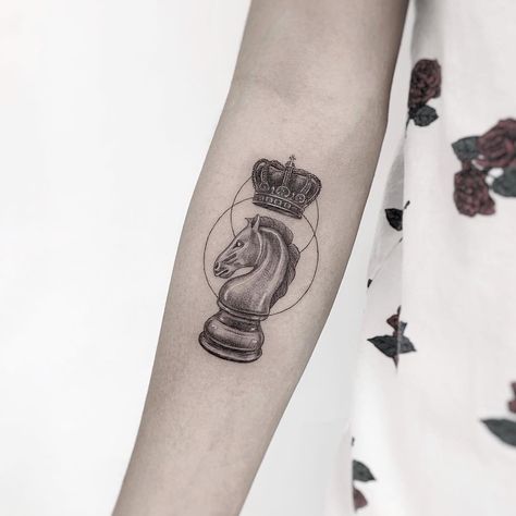 Tattoo of the knight chess piece with a crown. Black and grey, detailed, fineline, microrealism tattoo. Chess Piece Tattoo, Knight Chess Piece, Chess Tattoo, Chess Knight, Knight Chess, Knight Tattoo, Special Tattoos, Dad Tattoos, Crown Tattoo