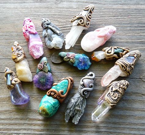 Wrap of clay design on crystals/gemstones... Crystal Jewelry Diy, Creation Art, Polymer Clay Diy, Polymer Jewelry, Polymer Clay Pendant, Fimo Clay, Clay Design, Polymer Clay Projects, Polymer Clay Creations