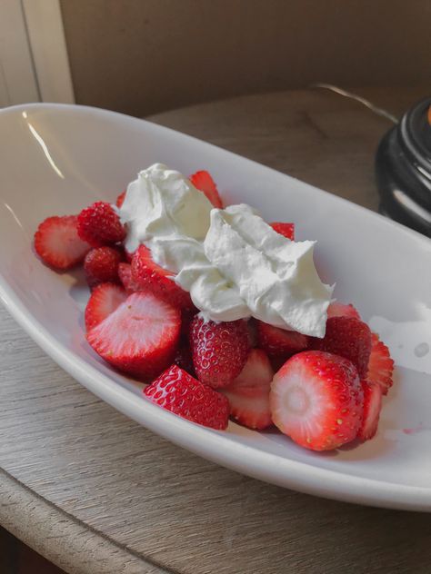 #strawberries #strawberry #creamy #cream #strawberrywhippedcream #aesthetic #nofilter Strawberries And Whipped Cream Aesthetic, Strawberry Cream Aesthetic, Buah Strawberry Aesthetic, Strawberries And Cream Aesthetic, Whipped Cream Aesthetic, Vermelho Aesthetic, Strawberries With Cream, Aesthetic Eating, Strawberries Aesthetic