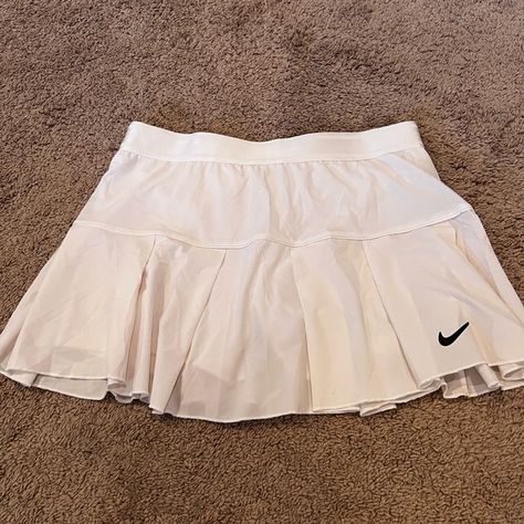 White Nike skirt White Nike Skirt, White Nike Tennis Skirt, Mode Tennis, Nike Skirt, White Tennis Skirt, Fitness Wear Outfits, Training Clothes, Tennis Clothes, White Nike