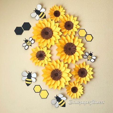 Spring Theme Decor, Bee Display, Sunflowers And Bees, Bee Paper, Sunflower Nursery, Decoration Creche, What Will It Bee, Bee Nursery, Bee Themed Classroom