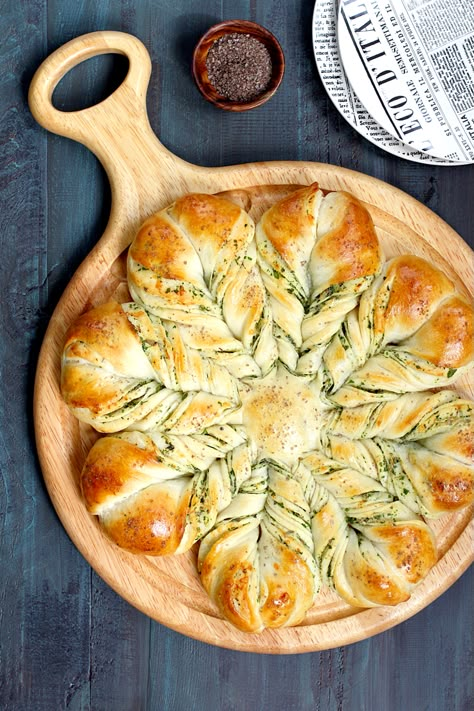 If you love carbs (and garlic sticks, in particular), carve out a few hours to tackle this star bread with cheese and herbs recipe. Garlic Sticks, Fancy Bread, Bread With Cheese, Star Bread, Christmas Bread, Savory Bread, Dough Ingredients, Herb Recipes, Sourdough Discard