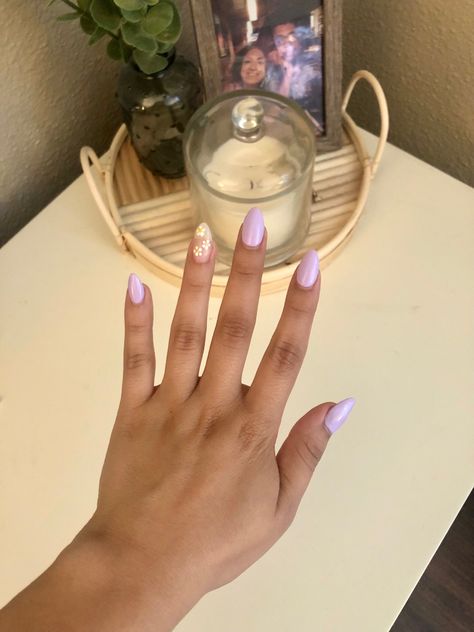 Purple Spring Nails With Flowers, White Lilac Nails, Purple Nails With Flower Design, Lilac Nails With Flowers, Light Purple And White Nails, Lavender Nails With Flowers, Lavender And Yellow Nails, Lilac And White Nails, Lilac Flower Nails