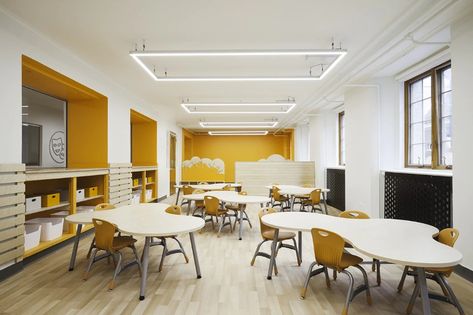 At the Sainte-Anne Academy in Montréal, studio Taktik Design reinterprets didactic interiors playing with graphic, custom designs and colour palettes. Education Design Interior, Educational Architecture, Auditorium Design, Classroom Interior, Modern Classroom, Kindergarten Design, School Interior, Classroom Design, Education Design