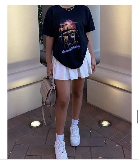 Grunge Outfits For Summer, School Skirt Outfits, Tennis Skirt Outfit Street Style, Instagram Baddie Outfit, Cute Concert Outfits, Y2k Street Style, White Skirt Outfits, Mom Jeans Style, Women Back