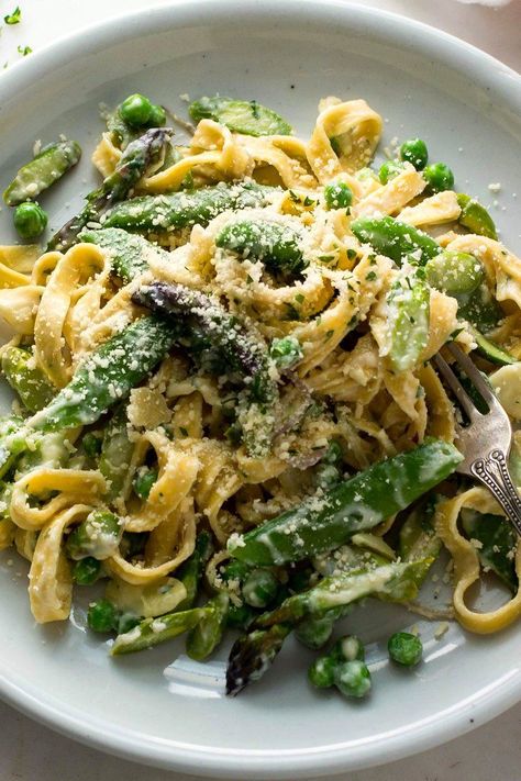 NYT Cooking: This simple pasta primavera uses a combination of the earliest vegetables available in spring — asparagus, peas and spring onions — making it a true celebration of the season. The sauce works best with springy egg pasta, preferably homemade or a good purchased brand. Make sure not to overcook it; you need the chewy bite to stand up to the gently cooked vegetables. If you can’t find good fresh E... Easy Pasta Primavera, Spring Pasta Recipes, Spring Pasta, Peas Recipe, Simple Pasta, Egg Pasta, Pasta Fatta In Casa, Pasta Primavera, Pea Recipes