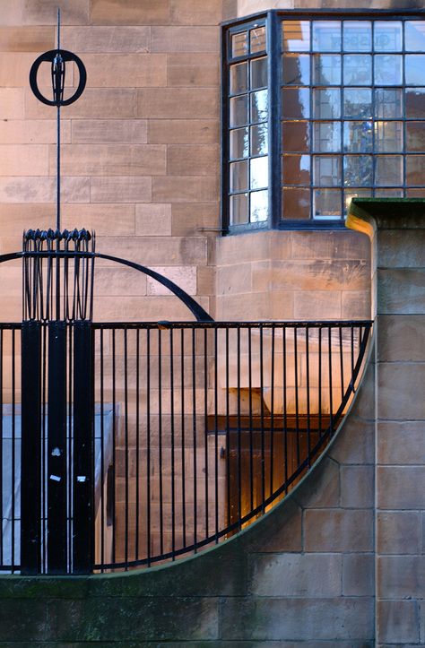 Charles Rennie Mackintosh Designs, Glasgow Architecture, Glass Signage, Mackintosh Design, Architecture Classic, Craftsman Door, Craftsman Cottage, Glasgow School, Charles Rennie Mackintosh