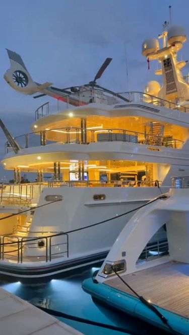 Luxury Yachts Aesthetic Rich Advice, Luxury Yacht Interior, Yatch Boat, Luxury Houses Mansions, Yacht Interior, Beautiful Art Pictures, Luxury Lifestyle Dreams, Get Rich, Money Making Crafts