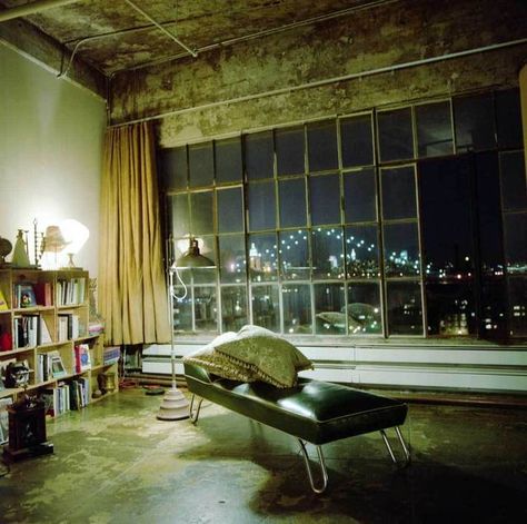 ivonne casas' loft in brooklyn, photo by laura ocelli (locellinystories.blogspot.com), via apartmenttherapy.com New Yorker Loft, Warehouse Apartment, Warehouse Loft, Warehouse Living, Casa Container, Loft Living, Style Loft, Loft Apartment, Dream Apartment