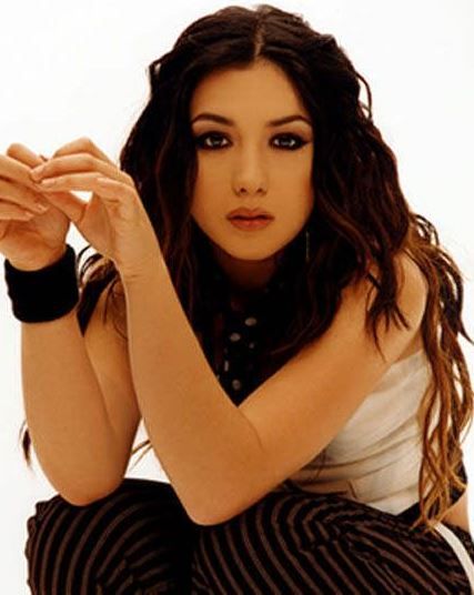 Pop Punk Aesthetic, Michelle Branch, Bohemian Goth, Dark Eyebrows, Music Inspiration, Punk Aesthetic, Angled Bob, Girl Artist, Goth Beauty