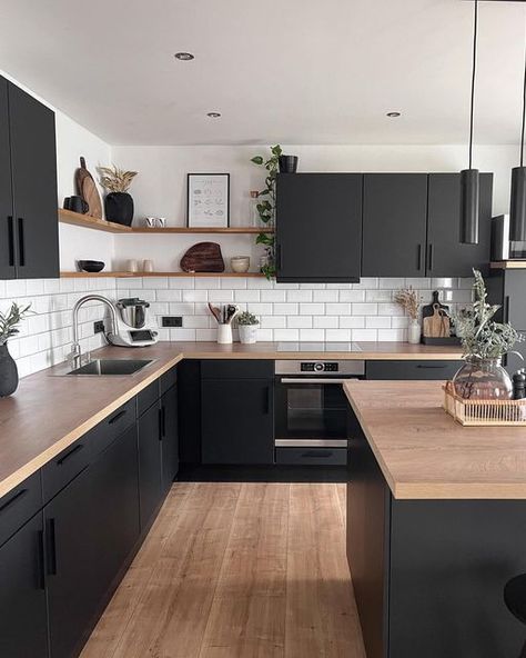 White Backsplash Kitchen Black Cabinets, Refrigerator Placement In Kitchen Corner, Black And Brown Kitchen Ideas, Black And Wood Kitchen, Kitchen With Black Cabinets, Серая Кухня, تصميم داخلي فاخر, Kitchen Design Plans, Hus Inspiration