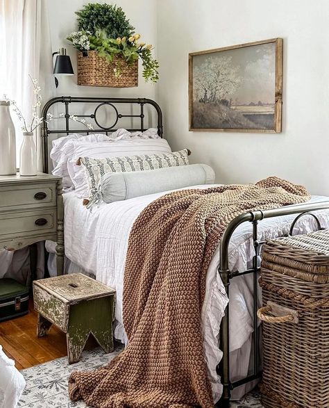 Moving to New Location? Here's Everything you Need to Know | L'Essenziale Guest Bedroom Inspiration Farmhouse, Rustic Farmhouse Ideas Bedroom, Black Metal Bed Frame Bedroom Ideas Farmhouse, Bedspreads Comforters Farmhouse, Farmhouse Inspired Bedroom, Tiny Farmhouse Bedroom, Apartment Decorating Farmhouse Style, Boho Modern Farmhouse Bedroom, Fall Farmhouse Bedroom