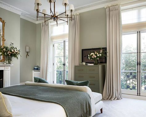 See how a Chelsea townhouse dovetails Georgian elegance with contemporary style | Chelsea Townhouse, London Bedroom, Georgian Style Homes, Townhouse Interior, Georgian Interiors, Georgian Townhouse, Georgian House, Georgian Homes, London Home