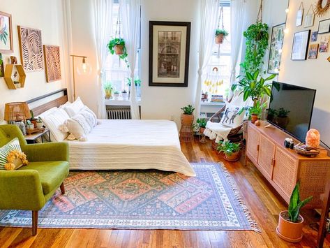 Woman lives in a tiny 280-square-foot apartment in New York City Ny Apartment, Studio Apartment Living, Tiny Furniture, Apartment Decoration, Deco Studio, New York City Apartment, Beautiful Bedroom, Design Apartment, Tiny Spaces