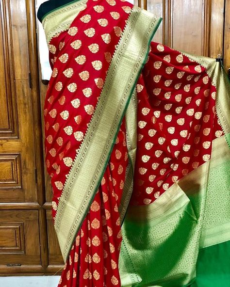 RED AND GREEN COMBI BANARASI SILK SAREE  PRICE 3000  DM ME FOR ORDERS  WATSUP 7776889477 Red And Green Saree, Saree Red, Cotton Saree Designs, Party Sarees, Green Border, Banarasi Silk Saree, Dream Dresses, Green Saree, Banarasi Saree